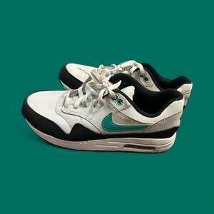 Buy Air Max 1 Older Kids' Shoes - White/Pure Platinum/Black/Stadium Green